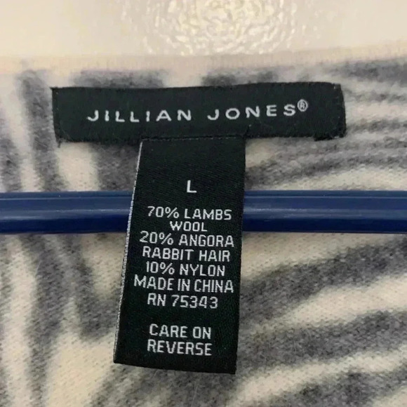 Jillian Jones  asymmetrical cardigan, 70% wool/20% rabbit, white/gray pattern - Picture 5 of 6